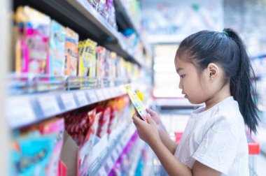 Güzel Asyalı kız süpermarkette alışverişe çıkıyor, dinlenme zamanı, akşam yemeği, Taylandlı insanlar, mutlu yaşam tarzı konsepti.