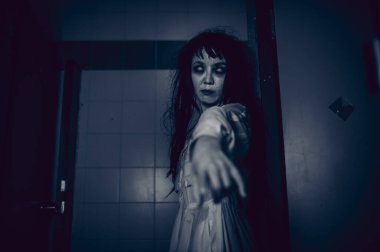 Asyalı kadın makyajı hayaleti, arka plan korku sahnesi, Cadılar Bayramı festivali konsepti, hayalet filmleri afişi, dairede kızgın ruh.