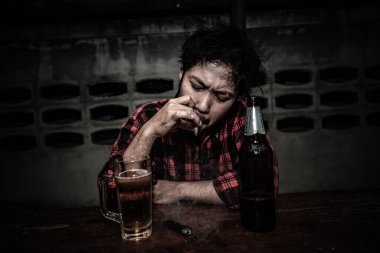 Asyalı adam gece evde tek başına votka içer, Taylandlı insanlar, Stresli sarhoş adam konsepti.