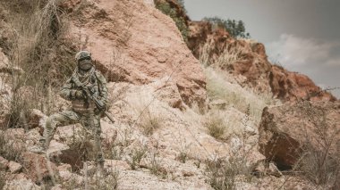 Çölde, Tayland 'da savaşan özel kuvvetlerin askerleri cephede devriye gezmiş, takviye kuvvet çağırmışlar.