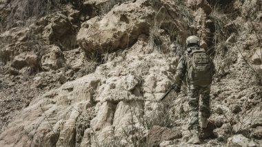 Çölde, Tayland 'da savaşan özel kuvvetlerin askerleri cephede devriye gezmiş, takviye kuvvet çağırmışlar.