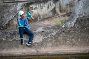 Çevre mühendisleri su kalitesini inceler, suyu test etmek için laboratuvara getirir, su ve topraktaki mineral içeriğini kontrol eder, su kaynaklarındaki kirleticileri kontrol ederler..