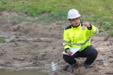 Çevre mühendisleri su kalitesini inceler, suyu test etmek için laboratuvara getirir, su ve topraktaki mineral içeriğini kontrol eder, su kaynaklarındaki kirleticileri kontrol ederler..