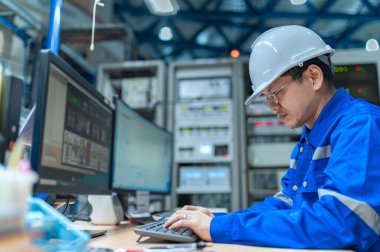 Kontrol odasında çalışan mühendis, yönetici kontrol sistemi, birçok monitörden teknisyen izleme programı.