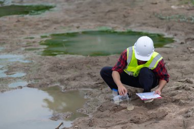 Çevre mühendisleri su kalitesini inceler, suyu test etmek için laboratuvara getirir, su ve topraktaki mineral içeriğini kontrol eder, su kaynaklarındaki kirleticileri kontrol ederler..