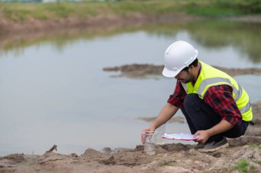 Çevre mühendisleri su kalitesini inceler, suyu test etmek için laboratuvara getirir, su ve topraktaki mineral içeriğini kontrol eder, su kaynaklarındaki kirleticileri kontrol ederler..