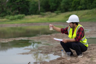 Çevre mühendisleri su kalitesini inceler, suyu test etmek için laboratuvara getirir, su ve topraktaki mineral içeriğini kontrol eder, su kaynaklarındaki kirleticileri kontrol ederler..