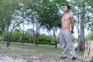 Asyalı yakışıklı adam büyük kas egzersizi, spor anlayışı.