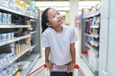 Güzel Asyalı kız süpermarkette alışverişe çıkıyor, dinlenme zamanı, akşam yemeği, Taylandlı insanlar, mutlu yaşam tarzı konsepti.