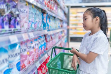 Güzel Asyalı kız süpermarkette alışverişe çıkıyor, dinlenme zamanı, akşam yemeği, Taylandlı insanlar, mutlu yaşam tarzı konsepti.