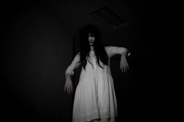 Asyalı kadın makyajı hayaleti, arka plan korku sahnesi, Cadılar Bayramı festivali konsepti, hayalet filmleri afişi, dairede kızgın ruh.