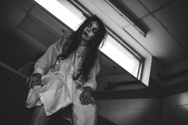 Asyalı kadın makyajı hayaleti, arka plan korku sahnesi, Cadılar Bayramı festivali konsepti, hayalet filmleri afişi, dairede kızgın ruh.