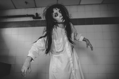 Asyalı kadın makyajı hayaleti, arka plan korku sahnesi, Cadılar Bayramı festivali konsepti, hayalet filmleri afişi, dairede kızgın ruh.