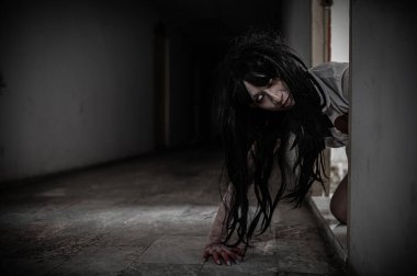 Asyalı kadın makyajı hayaleti, arka plan korku sahnesi, Cadılar Bayramı festivali konsepti, hayalet filmleri afişi, dairede kızgın ruh.