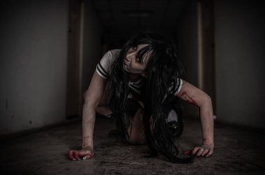 Asyalı kadın makyajı hayaleti, arka plan korku sahnesi, Cadılar Bayramı festivali konsepti, hayalet filmleri afişi, dairede kızgın ruh.