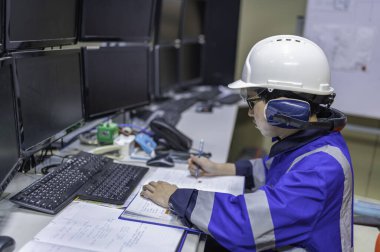 Büyük Endüstri Fabrikası Kadın Bilgisayar Mühendisi Kişisel Bilgisayar 'da çalışıyor. Tayland' daki insanlar dört monitör ve ciddi programcılarla çalışıyor.