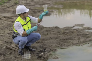 Çevre mühendisleri su kalitesini inceler, suyu test etmek için laboratuvara getirir, su ve topraktaki mineral içeriğini kontrol eder, su kaynaklarındaki kirleticileri kontrol ederler..