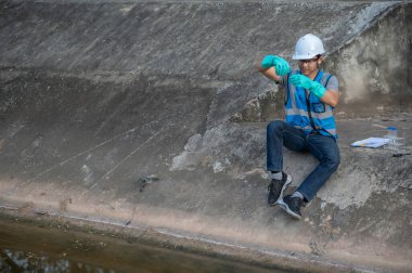 Çevre mühendisleri su kalitesini inceler, suyu test etmek için laboratuvara getirir, su ve topraktaki mineral içeriğini kontrol eder, su kaynaklarındaki kirleticileri kontrol ederler..