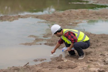 Çevre mühendisleri su kalitesini inceler, suyu test etmek için laboratuvara getirir, su ve topraktaki mineral içeriğini kontrol eder, su kaynaklarındaki kirleticileri kontrol ederler..