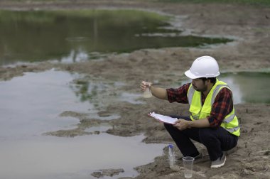 Çevre mühendisleri su kalitesini inceler, suyu test etmek için laboratuvara getirir, su ve topraktaki mineral içeriğini kontrol eder, su kaynaklarındaki kirleticileri kontrol ederler..