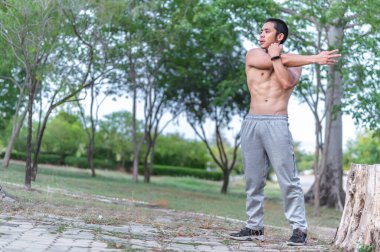 Asyalı yakışıklı adam büyük kas egzersizi, spor anlayışı.