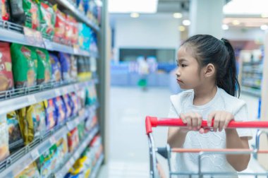 Güzel Asyalı kız süpermarkette alışverişe çıkıyor, dinlenme zamanı, akşam yemeği, Taylandlı insanlar, mutlu yaşam tarzı konsepti.