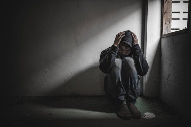 Asyalı bir bağımlı, ıssız bir yerde uyuşturucu bağımlısı, bu dünyada kendini yalnız hisseden bir keş, odanın bir köşesinde oturan üzgün bir genç, insanlar stresli ve depresyondalar.