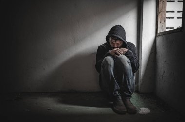 Asyalı bir bağımlı, ıssız bir yerde uyuşturucu bağımlısı, bu dünyada kendini yalnız hisseden bir keş, odanın bir köşesinde oturan üzgün bir genç, insanlar stresli ve depresyondalar.