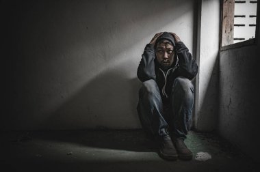 Asyalı bir bağımlı, ıssız bir yerde uyuşturucu bağımlısı, bu dünyada kendini yalnız hisseden bir keş, odanın bir köşesinde oturan üzgün bir genç, insanlar stresli ve depresyondalar.