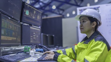 Büyük Endüstri Fabrikası Kadın Bilgisayar Mühendisi Kişisel Bilgisayar 'da çalışıyor. Tayland' daki insanlar dört monitör ve ciddi programcılarla çalışıyor.