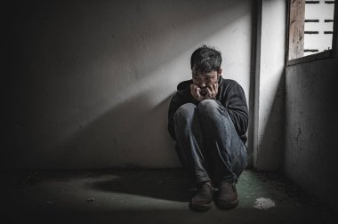 Asyalı bir bağımlı, ıssız bir yerde uyuşturucu bağımlısı, bu dünyada kendini yalnız hisseden bir keş, odanın bir köşesinde oturan üzgün bir genç, insanlar stresli ve depresyondalar.