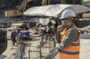 Köprü inşaatında çalışan inşaat mühendisi inşaat mühendisi, inşaat mühendisi denetleme işi, Foreman inşaat sahasındaki işi denetliyor.