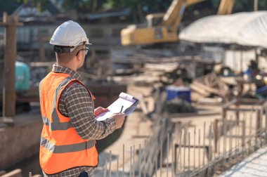 Köprü inşaatında çalışan inşaat mühendisi inşaat mühendisi, inşaat mühendisi denetleme işi, Foreman inşaat sahasındaki işi denetliyor.