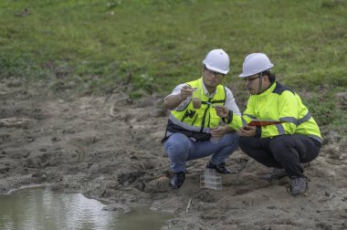 Çevre mühendisleri su kalitesini inceler, suyu test etmek için laboratuvara getirir, su ve topraktaki mineral içeriğini kontrol eder, su kaynaklarındaki kirleticileri kontrol ederler..