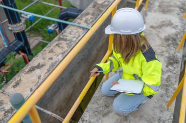 Çevre mühendisleri atık su arıtma tesislerinde, Su geri dönüşüm tesisinde tekrar kullanılmak üzere çalışan su tedarik mühendisliğinde çalışıyorlar