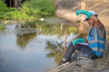 Çevre mühendisleri su kalitesini inceler, suyu test etmek için laboratuvara getirir, su ve topraktaki mineral içeriğini kontrol eder, su kaynaklarındaki kirleticileri kontrol ederler..
