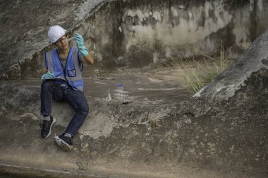 Çevre mühendisleri su kalitesini inceler, suyu test etmek için laboratuvara getirir, su ve topraktaki mineral içeriğini kontrol eder, su kaynaklarındaki kirleticileri kontrol ederler..