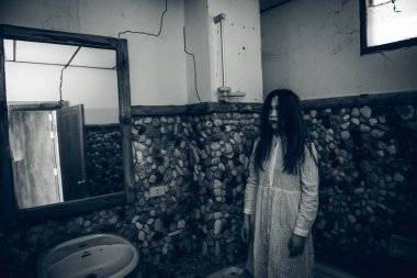 Asyalı kadın portresi kanla, korku sahnesiyle, korkunç geçmişiyle, Cadılar Bayramı posteriyle, Taylandlı insanlarla, hayalet film posteriyle...