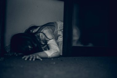 Asyalı kadın portresi kanla, korku sahnesiyle, korkunç geçmişiyle, Cadılar Bayramı posteriyle, Taylandlı insanlarla, hayalet film posteriyle...