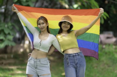 Kızlı bir çift, LGBT Onur Ayı konsepti, Asyalı yakışıklı erkek makyaj ve kadın kıyafeti, Gay Özgürlük Günü, beyaz arka planda ikili olmayan portre