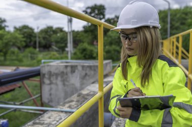 Çevre mühendisleri atık su arıtma tesislerinde, Su geri dönüşüm tesisinde tekrar kullanılmak üzere çalışan su tedarik mühendisliğinde çalışıyorlar