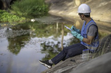 Çevre mühendisleri su kalitesini inceler, suyu test etmek için laboratuvara getirir, su ve topraktaki mineral içeriğini kontrol eder, su kaynaklarındaki kirleticileri kontrol ederler..