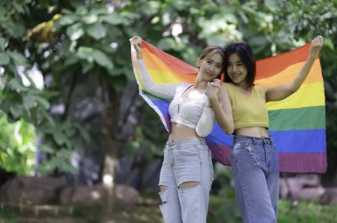 Kızlı bir çift, LGBT Onur Ayı konsepti, Asyalı yakışıklı erkek makyaj ve kadın kıyafeti, Gay Özgürlük Günü, beyaz arka planda ikili olmayan portre