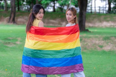 Kızlı bir çift, LGBT Onur Ayı konsepti, Asyalı yakışıklı erkek makyaj ve kadın kıyafeti, Gay Özgürlük Günü, beyaz arka planda ikili olmayan portre