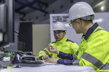 Büyük Endüstri Fabrikası Erkek Bilgisayar Mühendisi Kişisel Bilgisayar 'da çalışıyor. Tayland' daki insanlar dört monitör ve ciddi programcılarla çalışıyor.