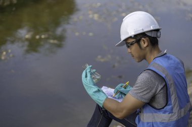 Çevre mühendisleri su kalitesini inceler, suyu test etmek için laboratuvara getirir, su ve topraktaki mineral içeriğini kontrol eder, su kaynaklarındaki kirleticileri kontrol ederler..