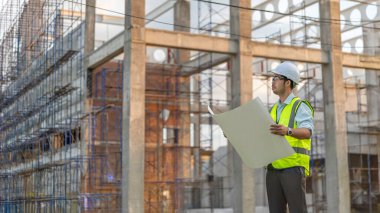 Büyük bir inşaat projesinin şantiyesinde çalışan iki Asyalı mühendis inşaat alanında fazla mesai, inşaat alanındaki mühendis diski, mimar, yönetici ve ustabaşı tasarımı tartışmak için bir araya geldiler.