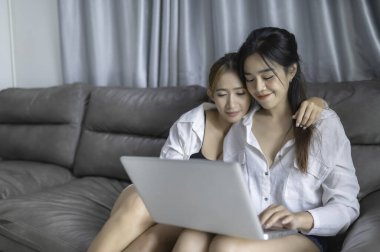 Kızlı bir çift, LGBT Onur Ayı konsepti, Asyalı yakışıklı erkek makyaj ve kadın kıyafeti, Gay Özgürlük Günü, beyaz arka planda ikili olmayan portre