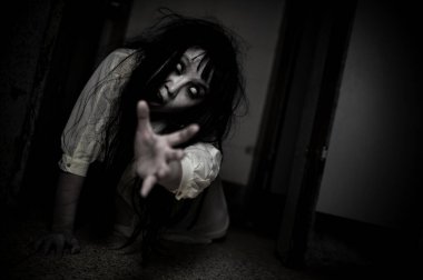 Asyalı kadın makyajı hayaleti, arka plan korku sahnesi, Cadılar Bayramı festivali konsepti, hayalet filmleri afişi, dairede kızgın ruh.