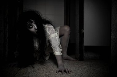 Asyalı kadın makyajı hayaleti, arka plan korku sahnesi, Cadılar Bayramı festivali konsepti, hayalet filmleri afişi, dairede kızgın ruh.